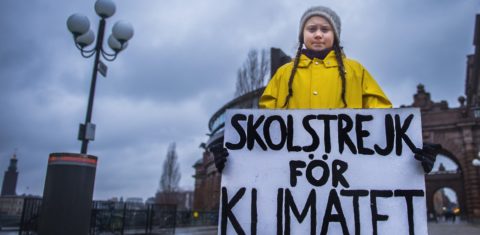 A sueca Greta Thunberg, de 15 anos, exibe a placa "Greve escolar pelo clima" durante um protesto em novembro no ano passado (Foto Hanna Franzen / TT News Agency / AFP)