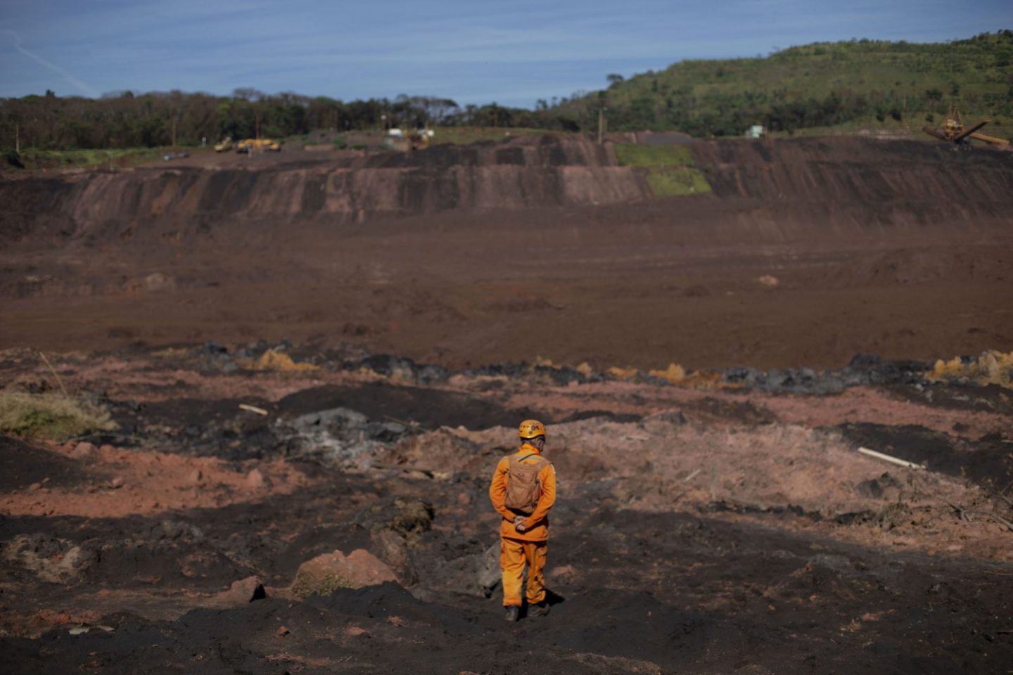 Busca de corpos em meio à lama despejada pelo rompimento da barragem da Vale: ainda há desaparecidos. . Foto de Mauro Pimentel/AFP