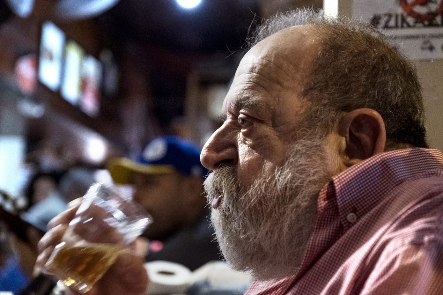 Alfredo Jacinto Melo, o popular Alfredinho, no comando do tradicional "Bip-Bip", em Copacabana. Foto Peter Bauza/DPA