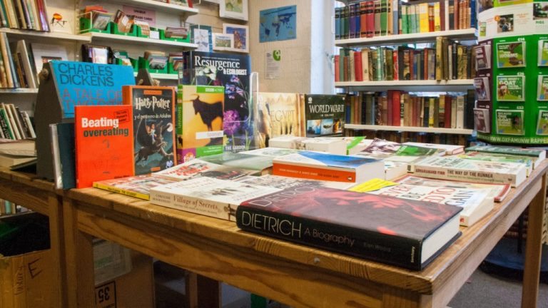 Loja de livros da ONG Oxfam, em Londres. O mercado de usados no Reino Unido movimenta cerca de R$ 10 bilhões. Foto Divulgação