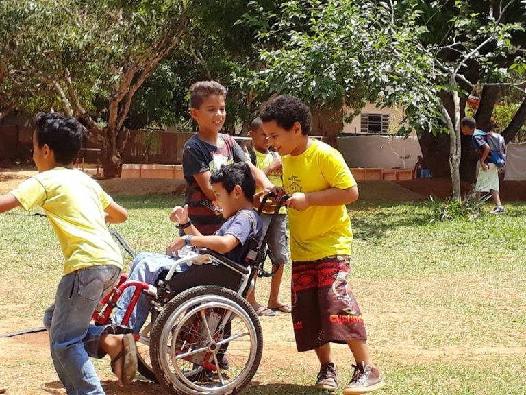 Ética do Amor é disciplina obrigatória e ensina aos alunos que todos podem ajudar. Foto Divulgação