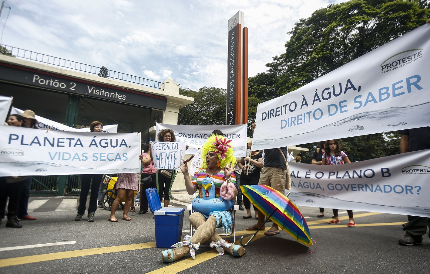 Mulheres protestam contra a falta de água em São Paulo. Foto Miguel Schincariol/AFP