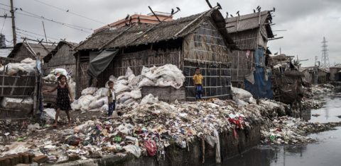 Montanhas de sacolas plásticas em Dhaka, capital de Bangladesh. A produção de plástico pode chegar a 33 bilhões de toneladas até 2050. Foto Probal Rashid/NurPhoto