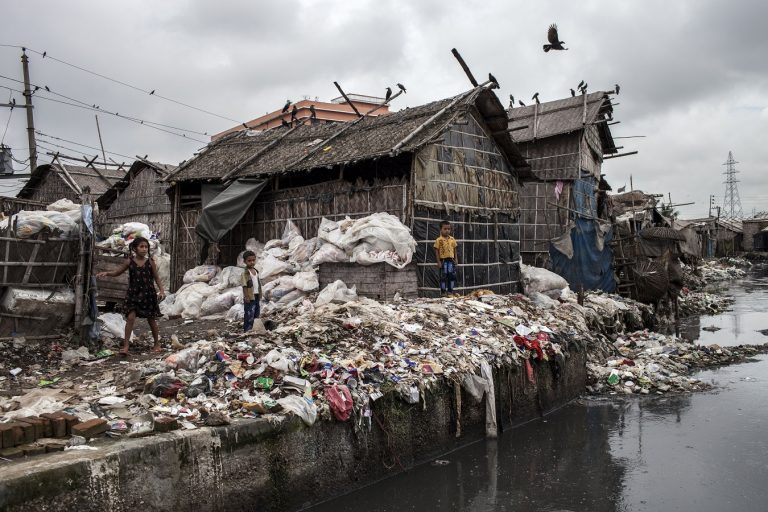 Montanhas de sacolas plásticas em Dhaka, capital de Bangladesh. A produção de plástico pode chegar a 33 bilhões de toneladas até 2050. Foto Probal Rashid/NurPhoto