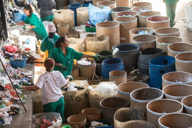 Trabalhadoras de uma cooperativa separam o lixo para reciclagem em São Paulo. Foto Yasuyoshi Chiba/AFP