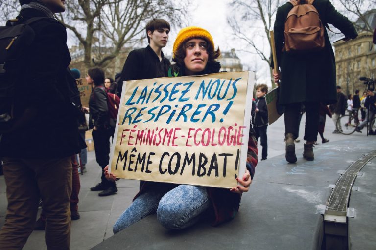 Manifestante, em Paris, protesta contra o aquecimento global: "Feminismo e ecologia, um mesmo combate". Foto Valentin Belleville / Hans Lucas