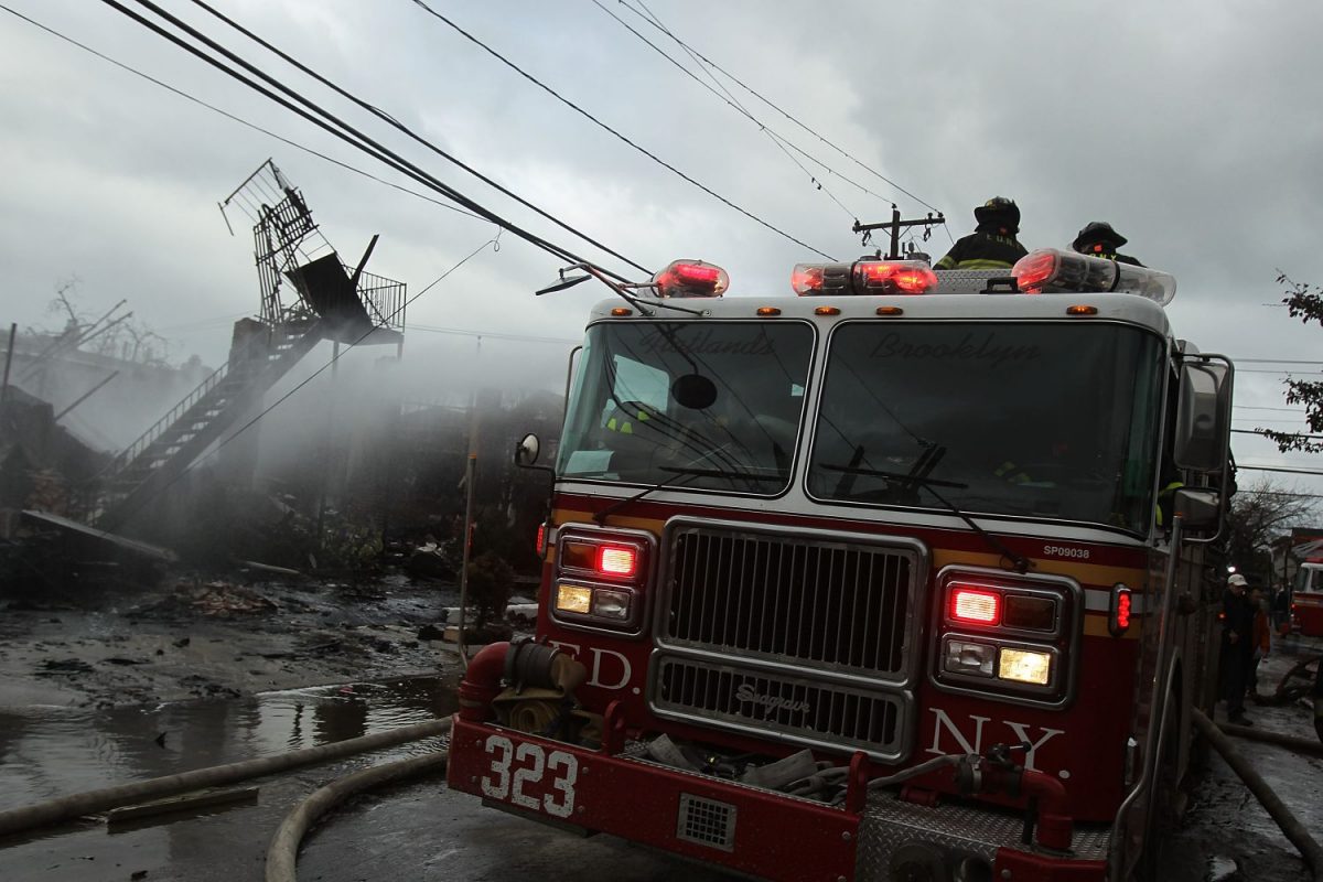 Bombeiros trabalham no rescaldo de um incêndio provocado pelo furacão Sandy em Nova York. Foto Spencer Platt/Getty Images/AFP