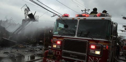 Bombeiros trabalham no rescaldo de um incêndio provocado pelo furacão Sandy em Nova York. Foto Spencer Platt/Getty Images/AFP