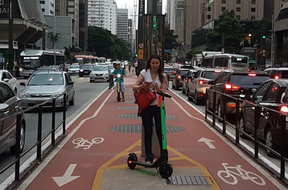 Patinetes na ciclovia da Avenida Paulista: Prefeitura de São Paulo recebeu planos de 11 empresas para operar transporte (Foto: Florência Costa)