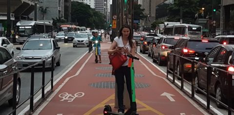 Patinetes na ciclovia da Avenida Paulista: Prefeitura de São Paulo recebeu planos de 11 empresas para operar transporte (Foto: Florência Costa)
