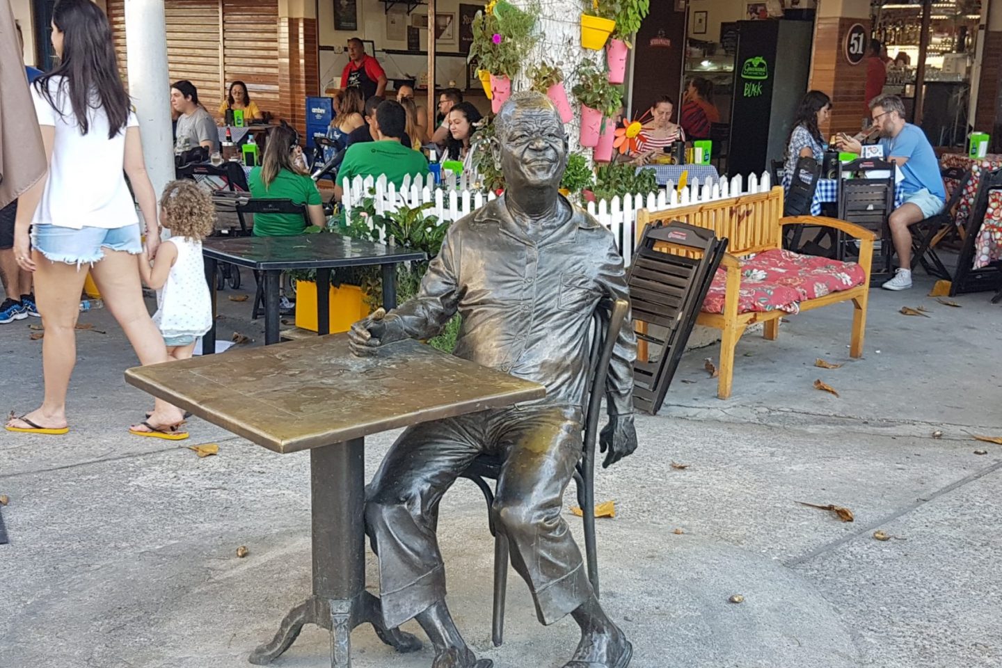 Estátua de Pixinguinha perto da casa onde morou por 30 anos em Ramos: um carioca que marcou sua cidade (Foto: Oscar Valporto)