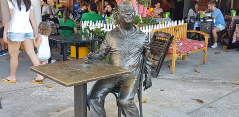 Estátua de Pixinguinha perto da casa onde morou por 30 anos em Ramos: um carioca que marcou sua cidade (Foto: Oscar Valporto)