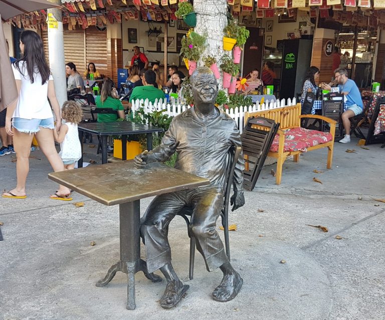 Estátua de Pixinguinha perto da casa onde morou por 30 anos em Ramos: um carioca que marcou sua cidade (Foto: Oscar Valporto)
