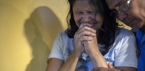Claudelice e um de seus irmãos choram ao ouvir a sentença em que o mandante do duplo assassinato de seu irmão e cunhada, o fazendeiro José Rodrigues, é condenado a 60 anos de prisão, em 2016. Foto/Marizilda Cruppe/Greenpeace Photo Award