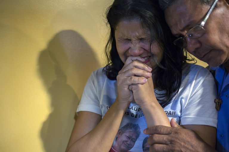 Claudelice e um de seus irmãos choram ao ouvir a sentença em que o mandante do duplo assassinato de seu irmão e cunhada, o fazendeiro José Rodrigues, é condenado a 60 anos de prisão, em 2016. Foto/Marizilda Cruppe/Greenpeace Photo Award