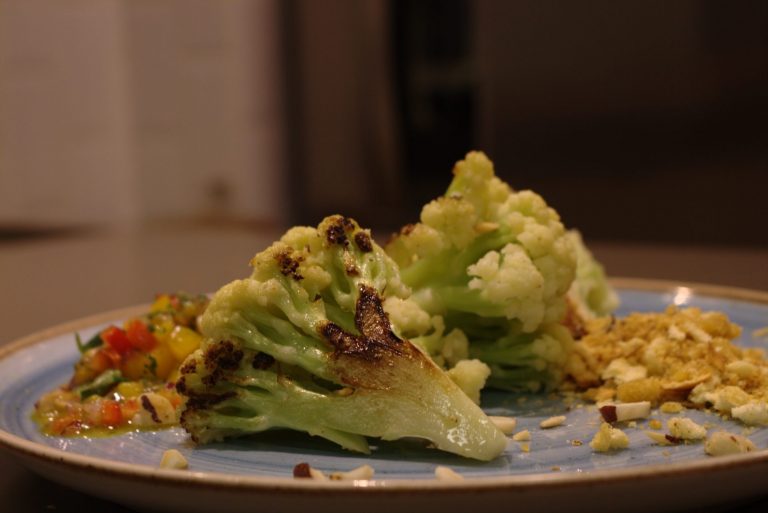 Couve-flor, com vinagrete e farofa cítrica: receita do chef João Diamante (Foto: Maria Paula Barsotti)