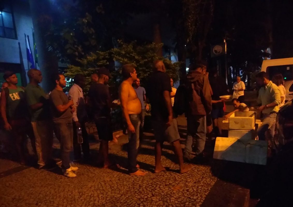 A cada quinze dias, sempre às quintas-feiras, grupo distribui mais de 100 quentinhas entre moradores de rua no Centro do Rio (Foto de Bárbara Lopes)