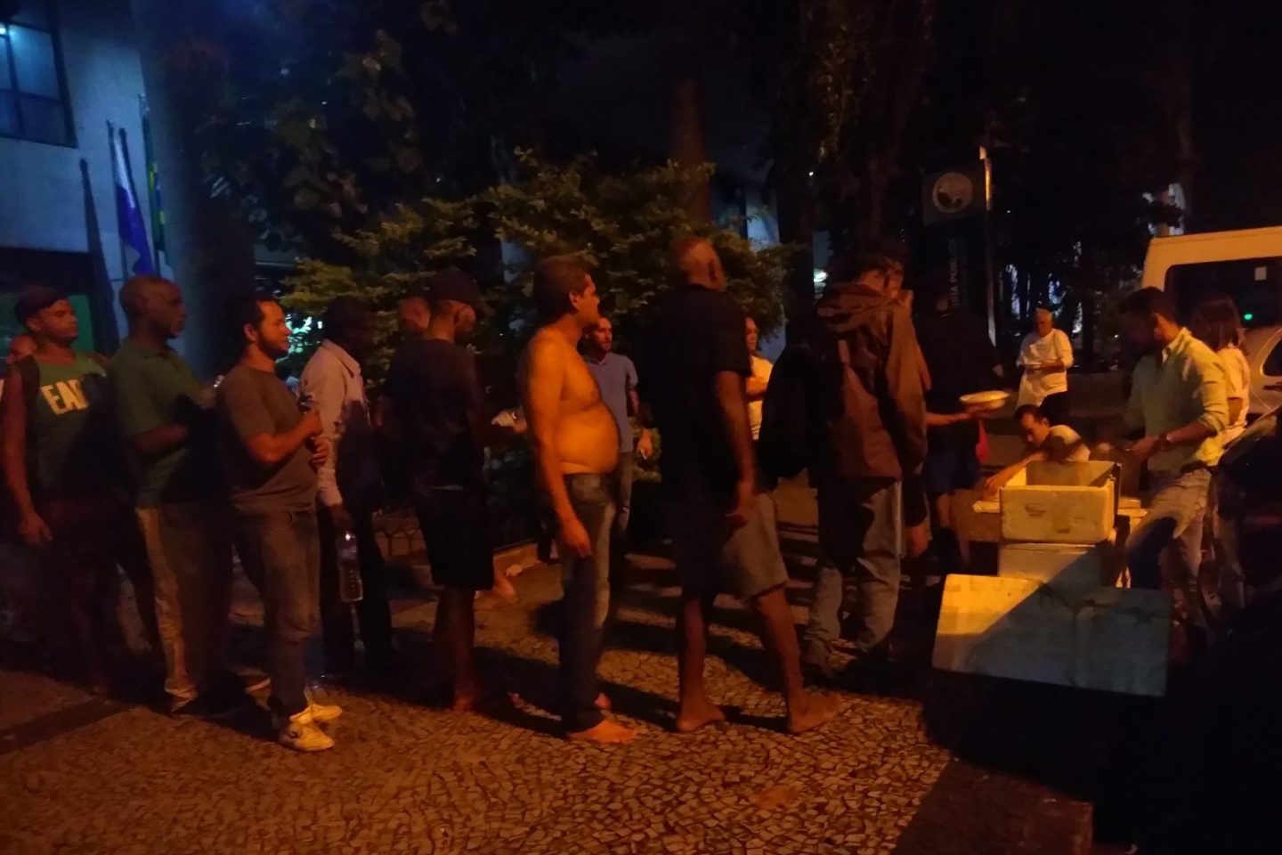 A cada quinze dias, sempre às quintas-feiras, grupo distribui mais de 100 quentinhas entre moradores de rua no Centro do Rio (Foto de Bárbara Lopes)
