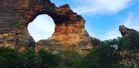Pedra Furada no Parque Nacional da Serra da Capivara: mais de 1.400 sítios arqueológicos, com 40 mil pinturas rupestres, algumas com 12 mil anos (Foto: Eduardo Carvalho)