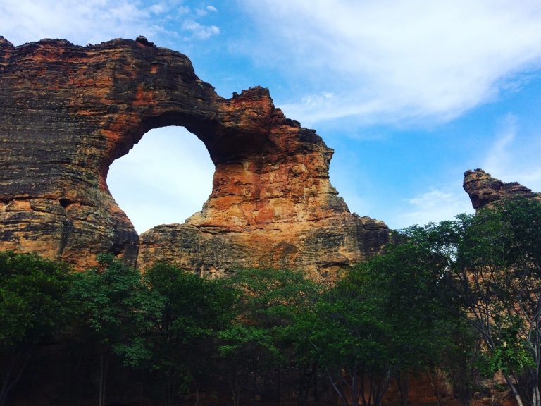Pedra Furada no Parque Nacional da Serra da Capivara: mais de 1.400 sítios arqueológicos, com 40 mil pinturas rupestres, algumas com 12 mil anos (Foto: Eduardo Carvalho)