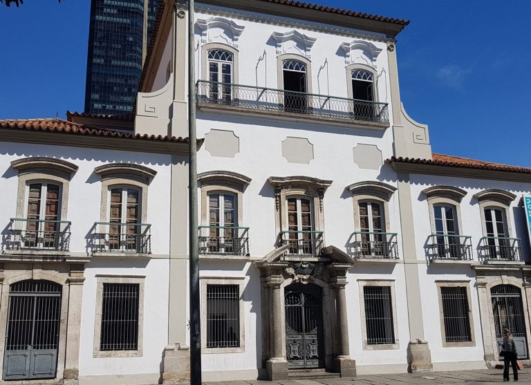 Paço Imperial, palco da assinatura da curta - dois artigos, 17 palavras - lei da abolição: a princesa Isabel acenou da sacada para a multidão que preparava a festa na rua (Foto: Oscar Valporto)