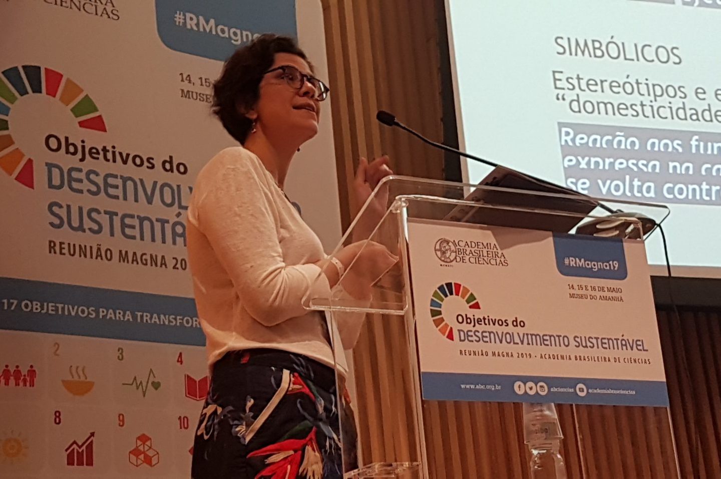 Flávia Biroli na Reunião Magna da Academia Brasileira de Ciências: "A precarização do emprego fez também com que aumentasse a diferença salarial entre mulheres e homens. É bastante provável prever que esse quadro de desigualdade tende a continuar se aprofundando" (Foto Oscar Valporto)