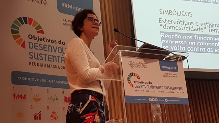 Flávia Biroli na Reunião Magna da Academia Brasileira de Ciências: "A precarização do emprego fez também com que aumentasse a diferença salarial entre mulheres e homens. É bastante provável prever que esse quadro de desigualdade tende a continuar se aprofundando" (Foto Oscar Valporto)