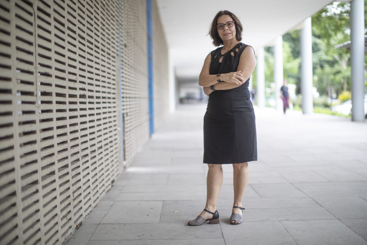 A reitora eleita Denise Pires de Carvalho no campus da UFRJ: 'É muito comum os pesquisadores tirarem dinheiro do bolso para manter seus trabalhos' (Foto João Laet/Adufrj)