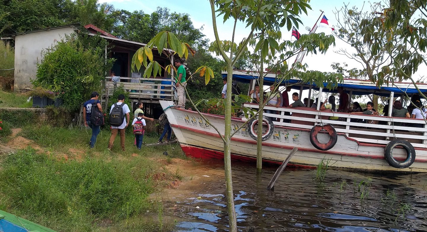 Os nove barco-ônibus percorrem até 50 quilômetros pegando as crianças ribeirinhas. Foto Adauto Silva (Seduc)