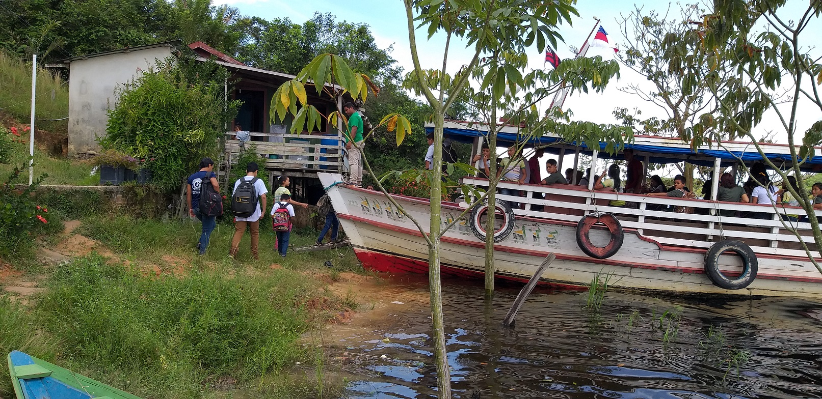 Os nove barco-ônibus percorrem até 50 quilômetros pegando as crianças ribeirinhas. Foto Adauto Silva (Seduc)