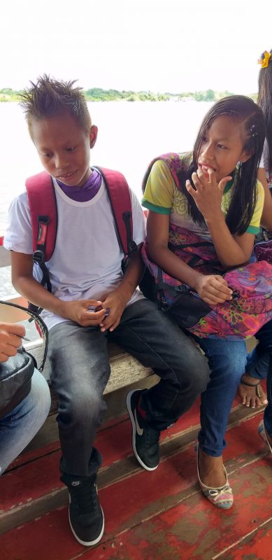 O jovem Valdenor Gonçalves da Silva, de 11 anos, indígena da etnia ticuna, é fã das histórias de terror. Foto Adauto Silve (Seduc)