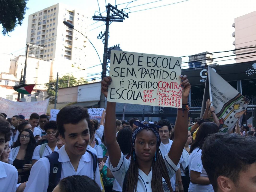 Alunos do Colégio Pedro II lideram manifestação contra corte de verbas federais no Rio de Janeiro (Foto: Twitter)