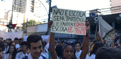 Alunos do Colégio Pedro II lideram manifestação contra corte de verbas federais no Rio de Janeiro (Foto: Twitter)