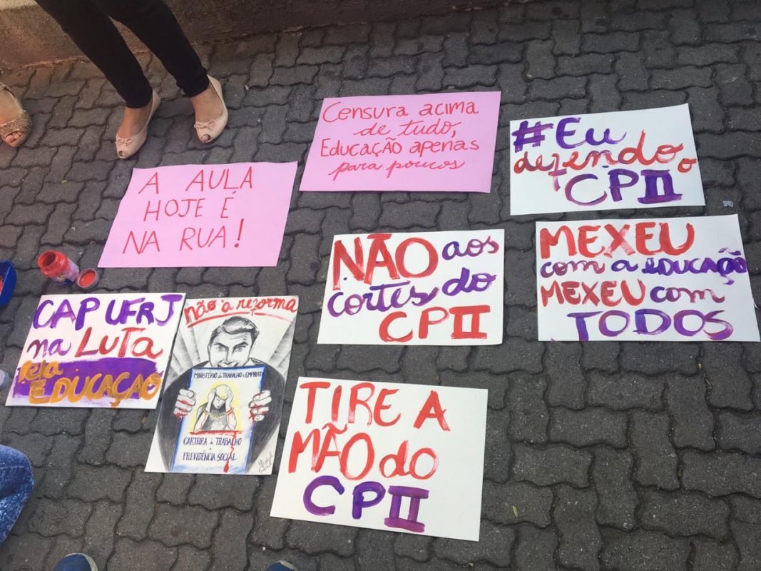 Cartazes de protesto para a manifestação: alunos dos colégios federais unidos contra o corte de verbas (Foto: Twitter)
