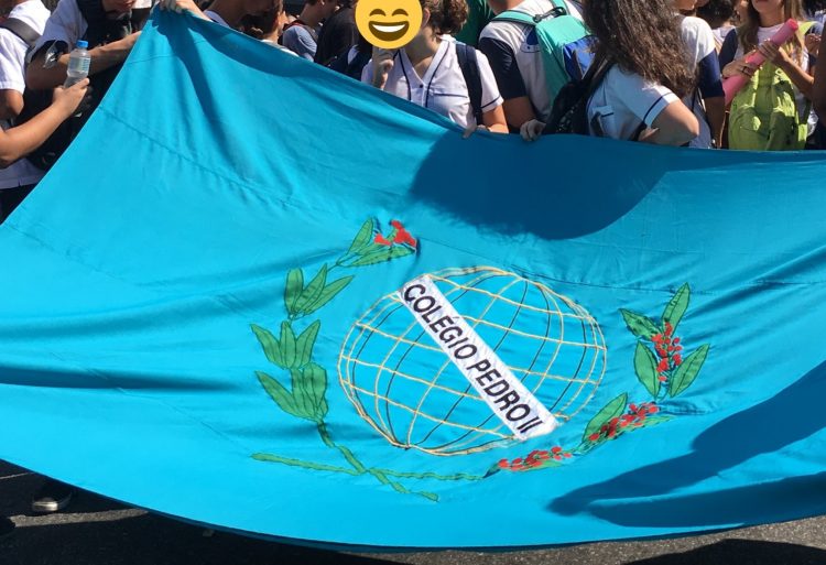 Bandeira do Pedro II na manifestação dos estudantes: adesão de pais, professores e funcionários das escolas federais (Foto: Twitter)