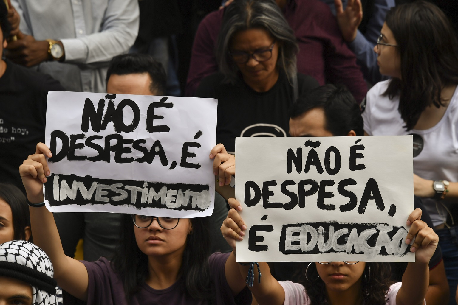 Foto Nelson Almeida/AFP Estudantes protestam contra os cortes do governo nas verbas da educação. Foto Nelson Almeida/AFP