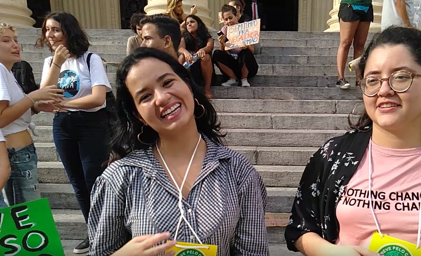 As estudantes Milena e Nayane em protesto em frente à Assembleia Legislativa: carta ao presidente Jair Bolsonaro pedindo ação contra emergência climática (Foto: Barbara Lopes)