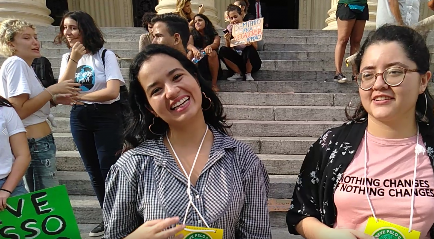 As estudantes Milena e Nayane em protesto em frente à Assembleia Legislativa: carta ao presidente Jair Bolsonaro pedindo ação contra emergência climática (Foto: Barbara Lopes)