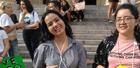 As estudantes Milena e Nayane em protesto em frente à Assembleia Legislativa: carta ao presidente Jair Bolsonaro pedindo ação contra emergência climática (Foto: Barbara Lopes)