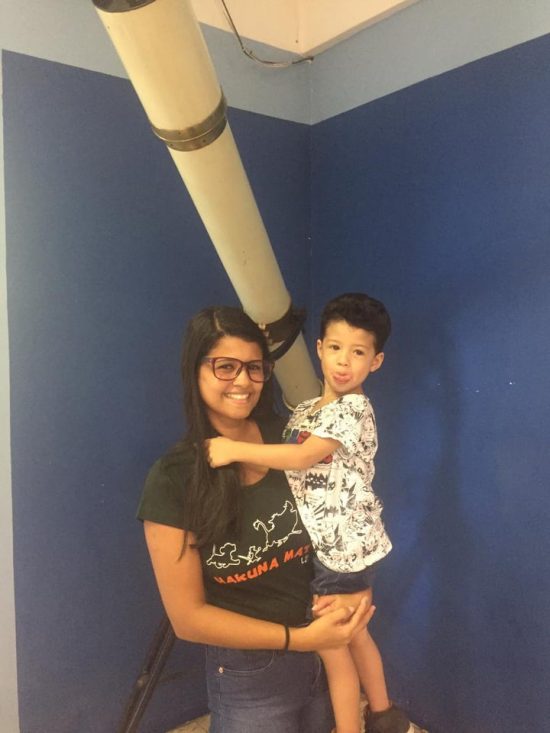 Rayssa, com Davi: professores e colegas da Astronomia ajudaram a cuidar da criança (Foto: Arquivo Pessoal)