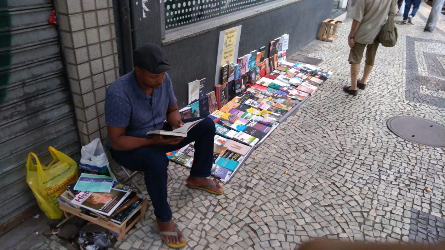 Leonel Ferreira e seus livros, na Rua do Riachuelo: "Sempre tive a certeza de que a arte é a melhor maneira de chamar a atenção". Foto de Fred Soares