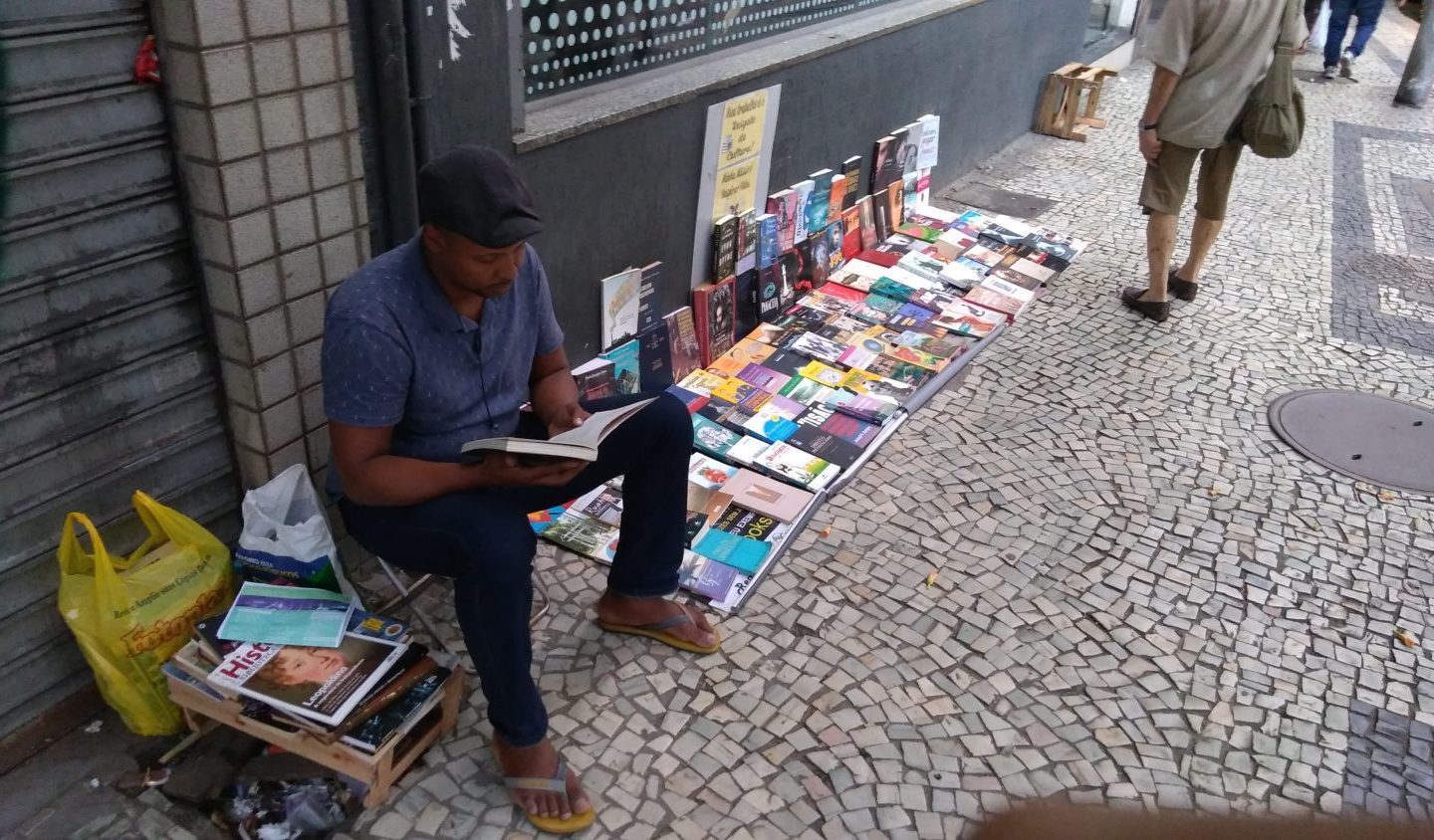 Leonel Ferreira e seus livros, na Rua do Riachuelo: "Sempre tive a certeza de que a arte é a melhor maneira de chamar a atenção". Foto de Fred Soares