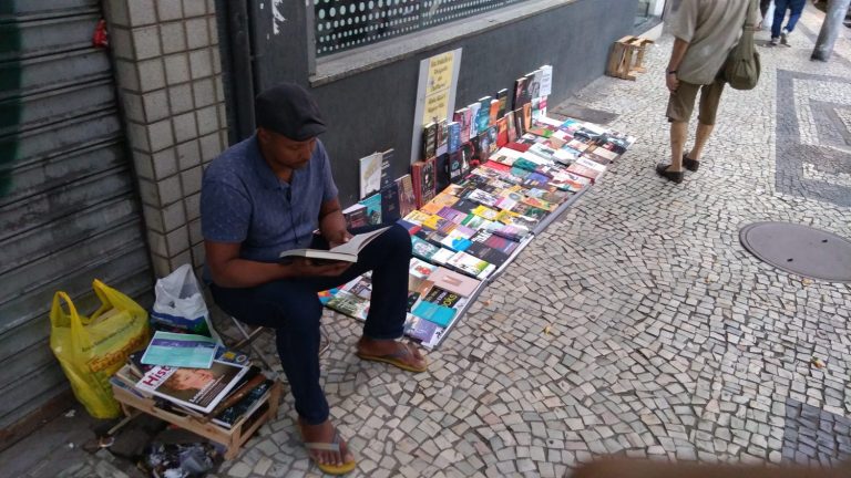 Leonel Ferreira e seus livros, na Rua do Riachuelo: "Sempre tive a certeza de que a arte é a melhor maneira de chamar a atenção". Foto de Fred Soares