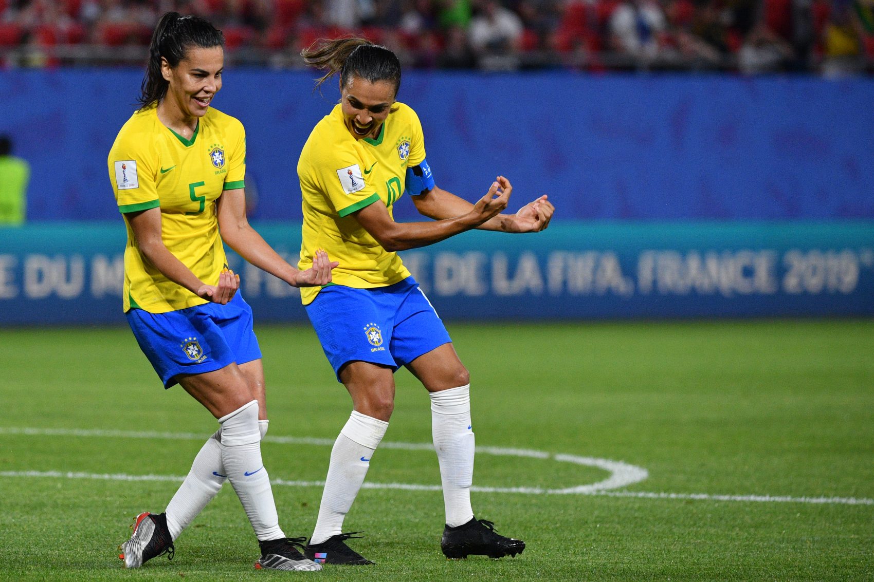 Marta e Thaisa repetem o gesto de Bebeto na Copa de 1994: homenagem ao afilhado da camisa 5. Foto de Philippe Huguen (AFP)