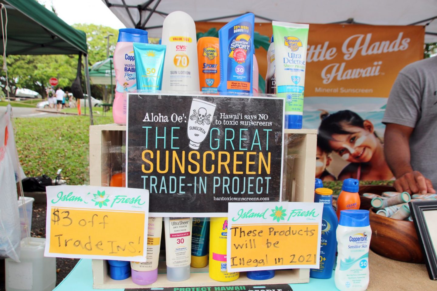 Filtros solares à venda no Havaí: pesquisa analisou 1300 e constatou que eles não passariam por regras de segurança da agência americana para medicamentos e alimentos (Foto: Christina Horsten/DPA)