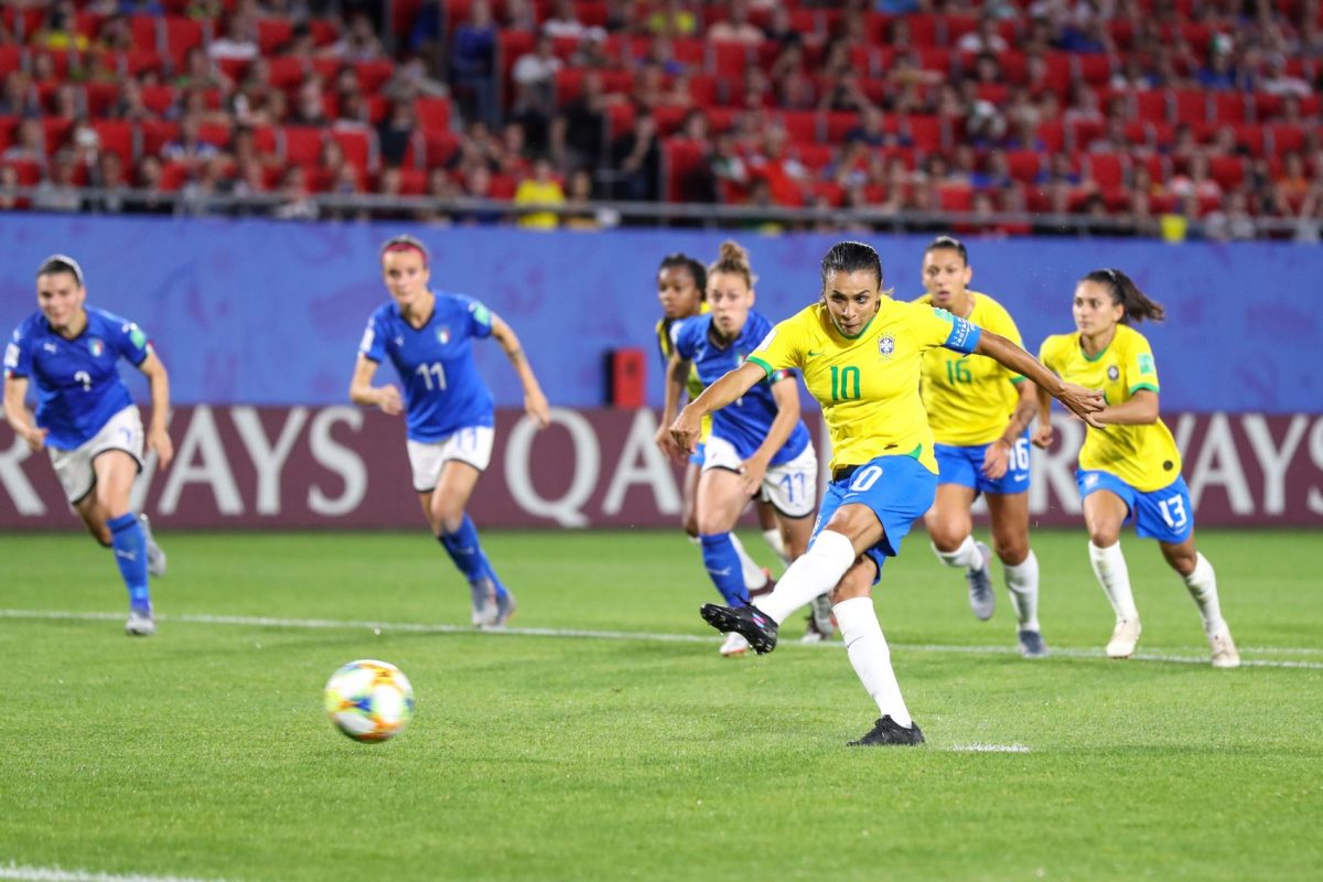 Marta bate o pênalti do recorde: 18 gols em Copa, maior número entre homens e mulheres. Foto de Vanessa Carvalho (Brazil Photo Press)
