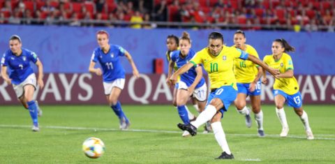 Marta bate o pênalti do recorde: 18 gols em Copa, maior número entre homens e mulheres. Foto de Vanessa Carvalho (Brazil Photo Press)