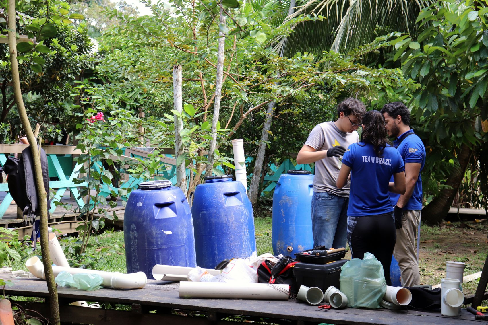 Cisternas do Amana Katu, tupi-guarani para água boa: capacidade para armazenar e filtrar 240 litros (Foto: Mariana Vieira/Divulgação)