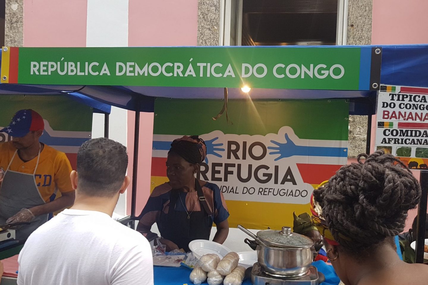 Barraca de comidas típicas da República Democrática do Congo, comunidade africana que mais cresce atualmente no Rio (Foto: Oscar Valporto)