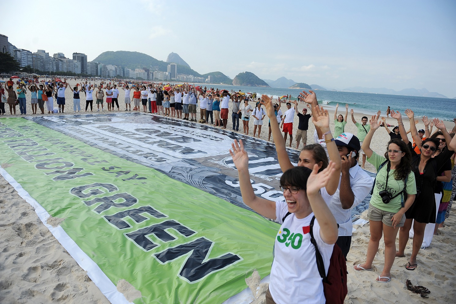 Manifestantes na praia de Copacabana protestam contra os subsídios aos combustíveis fósseis durante a Rio+20. Foto Vanderlei Almeida/AFP
